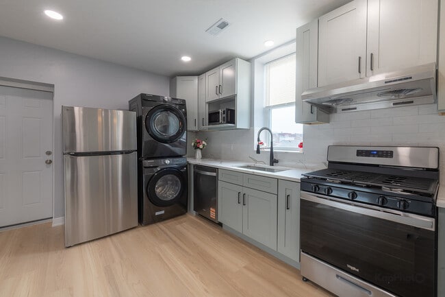 Building Photo - 2821 S Emerald Ave