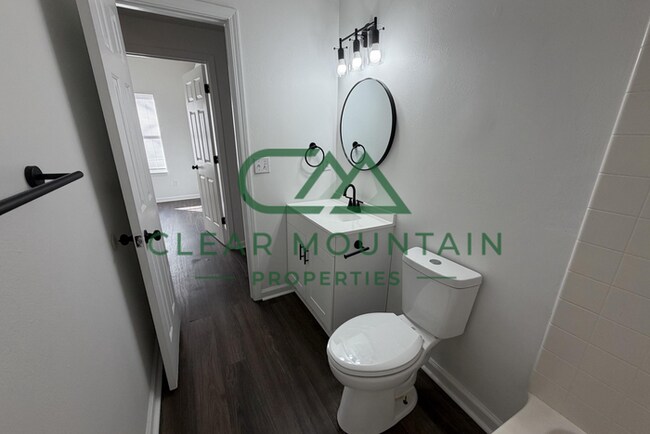 Building Photo - MOVE-IN SPECIAL! FREE RENT!