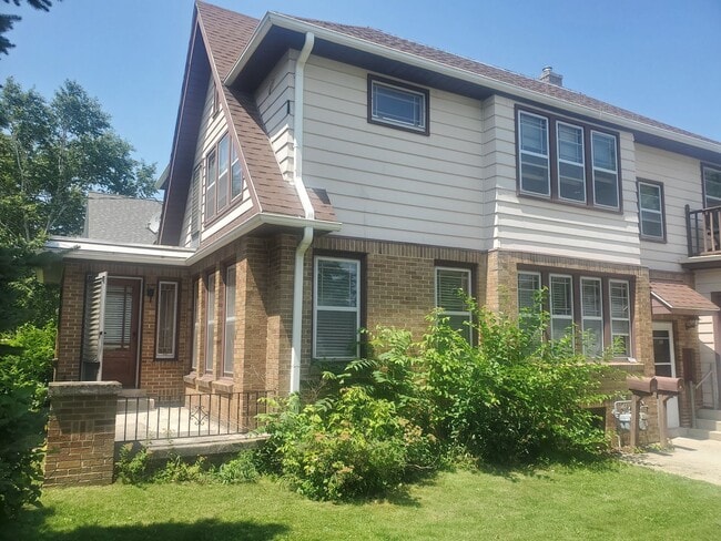 Primary Photo - 421 W Oakland Ave