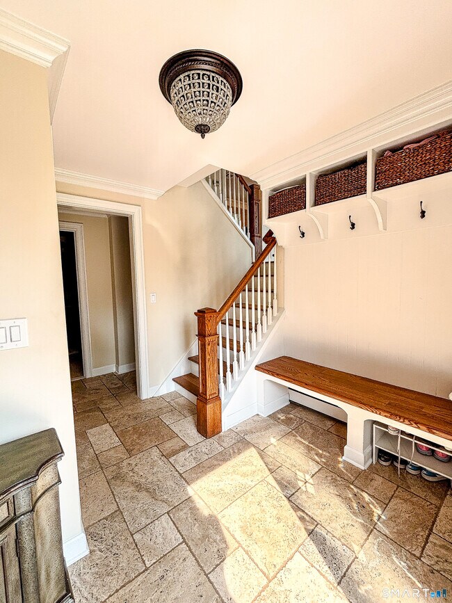 Building Photo - 120 Pilgrim Dr