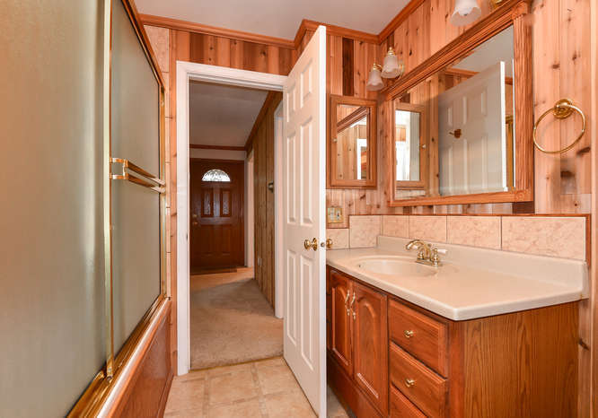 Bath room - 736 3rd Ave N