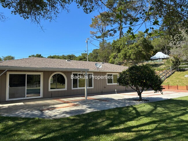 Building Photo - Wonderful three bedroom home on an acre lot in Royal Oaks