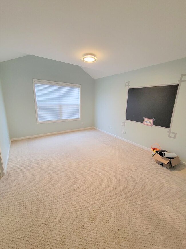 Building Photo - Stunning Willoughby Park Home