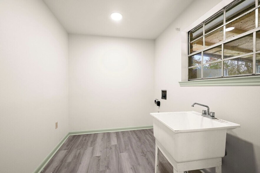 Building Photo - 9556 Fairway Dr