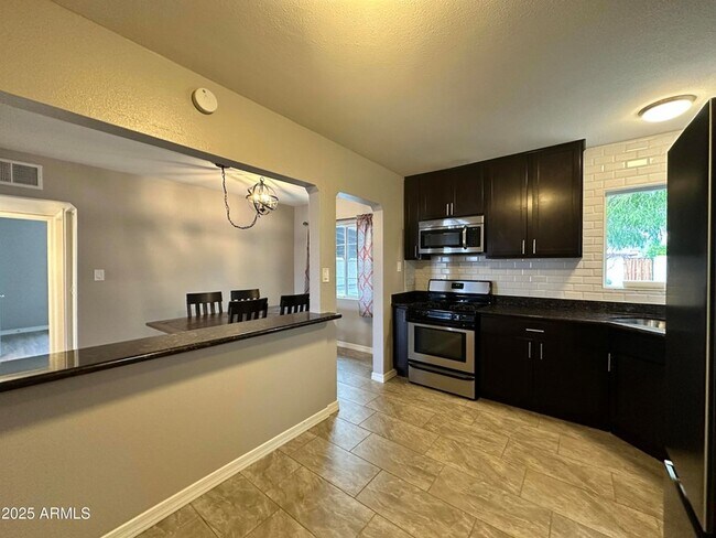 Building Photo - 1802 E Hubbell St