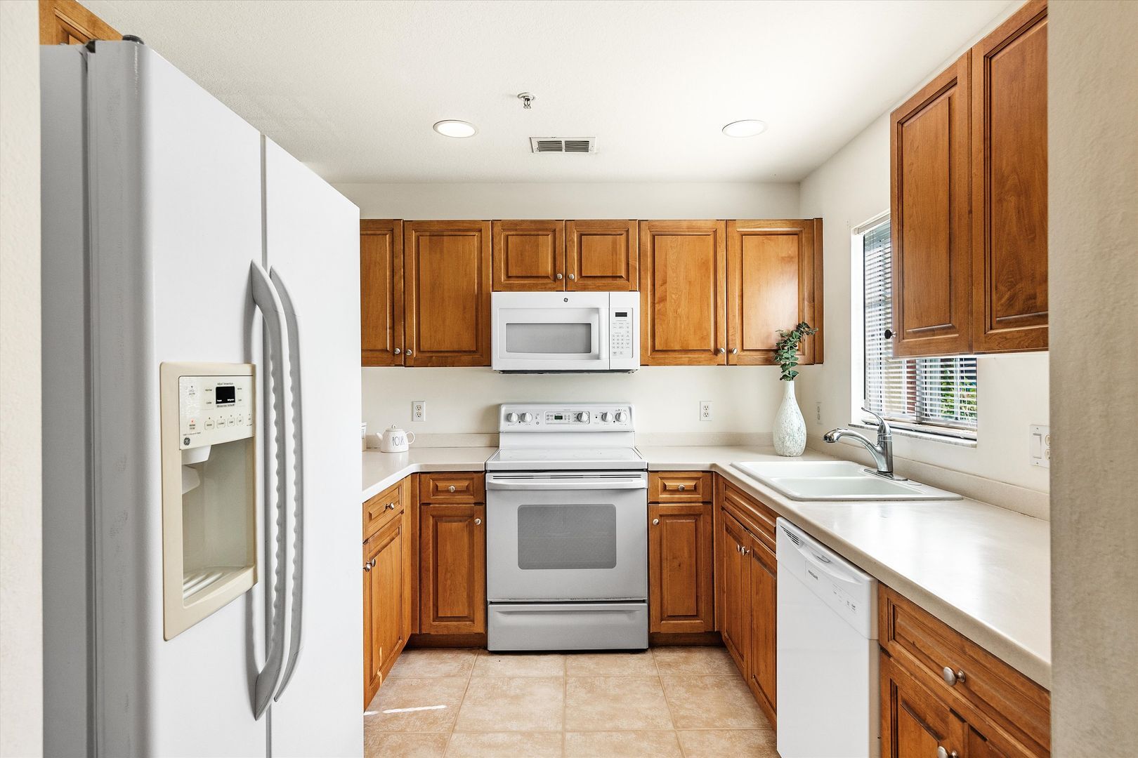 Building Photo - Coming Mid July 2/2.5 Townhome - Villages of Stoney Brook
