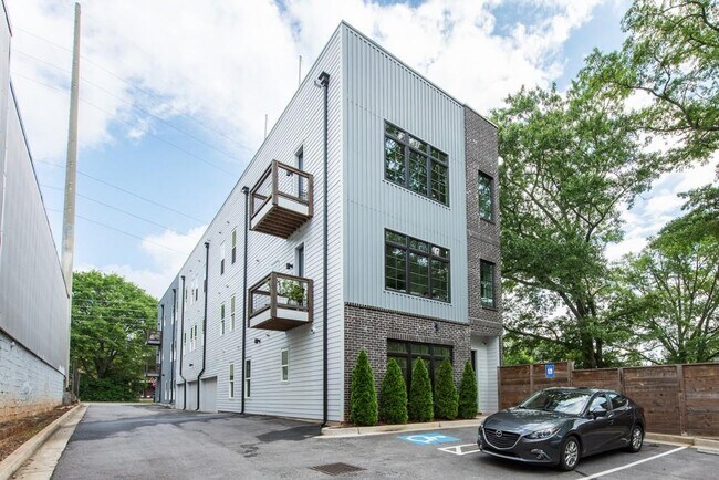 Building Photo - 417 E College Ave