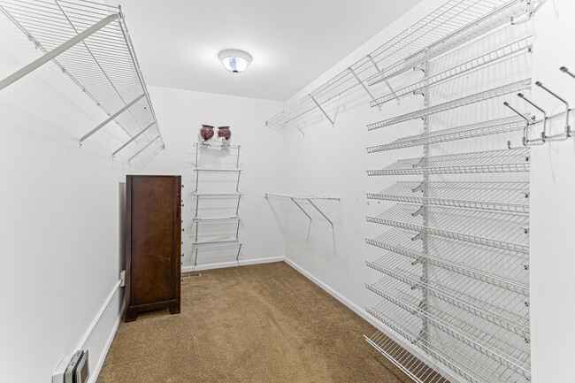 Building Photo - 49896 Parkside Dr