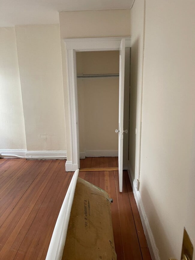 Building Photo - Nice sunny 2 bed , Big bedrooms with Heat and Hot water Inc  1 FREE MONTH RENT  Easy choice $883 ...