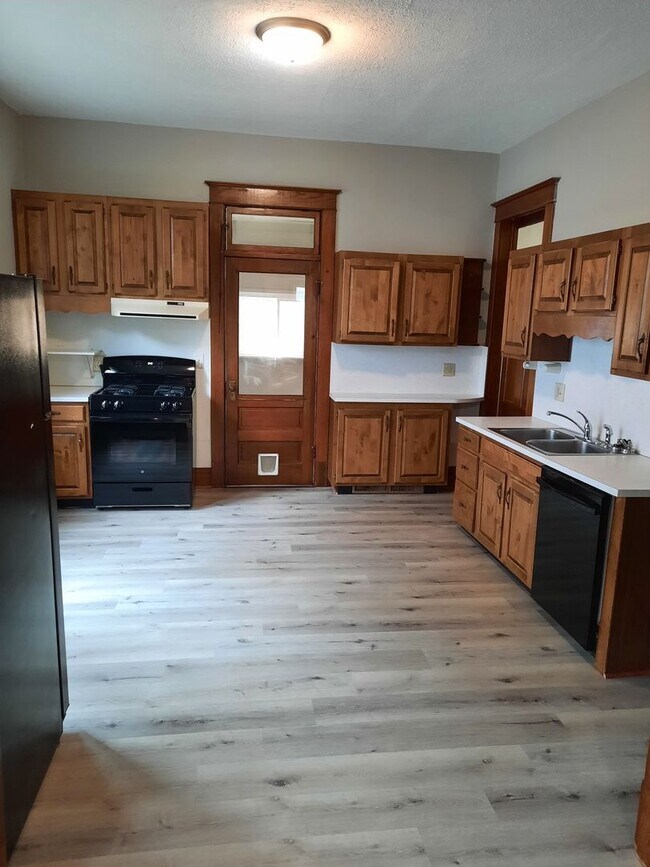 Building Photo - Lovely 3 bedroom 1 bath home