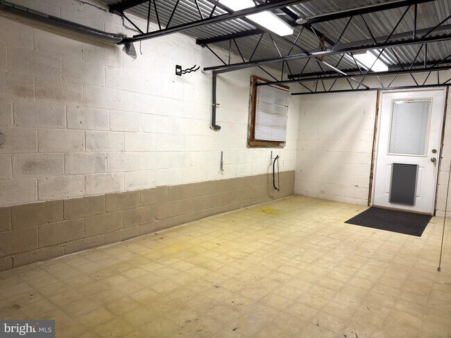 Building Photo - 905 W Poplar Rd