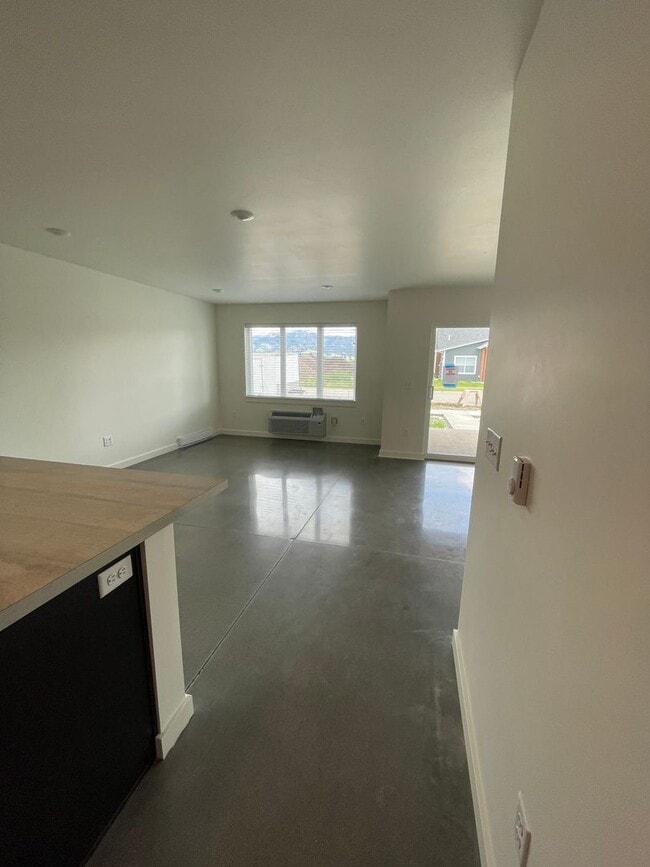 Building Photo - 1525 Windrow Dr