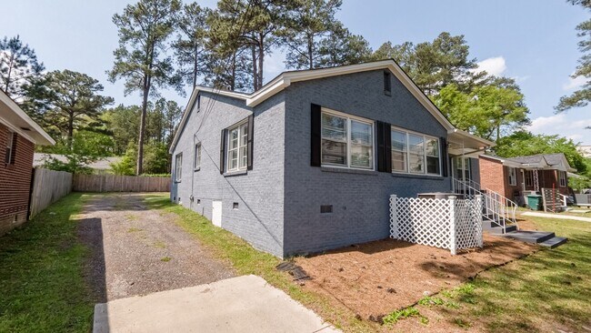Building Photo - Solid brick duplex located in Forest Acres
