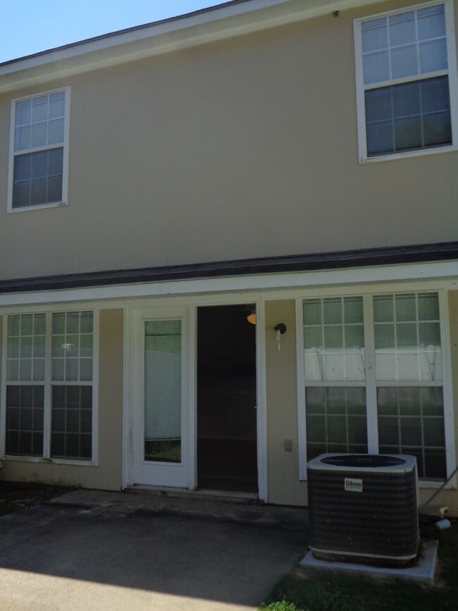 Building Photo - Wakefield Subdivision!!  END UNIT