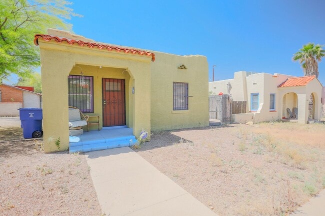 Building Photo - NOW ACCEPTING PETS! ACROSS STREET FROM U OF A!!!