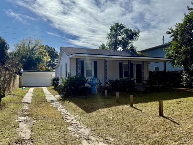 Building Photo - Charming 3-Bedroom Home with Large Garage/...