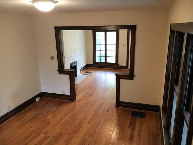 Building Photo - 431-433-433 E Tompkins St