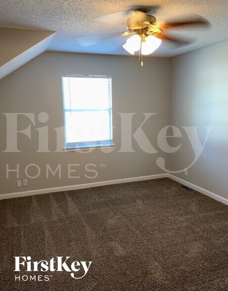Building Photo - 1921 NE Red Oak Ln