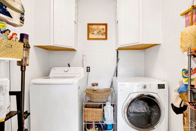 Building Photo - 1306 E Hernandez St