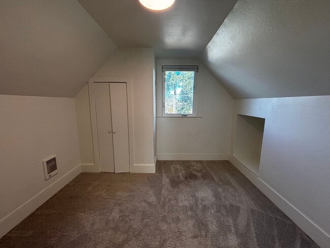 Building Photo - Charming duplex-style house in the heart of Green Lake and Tangletown