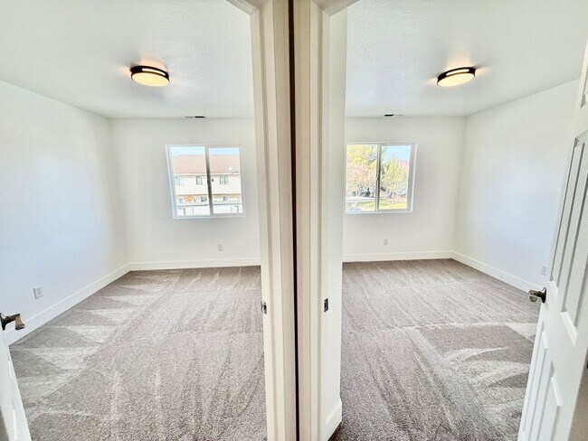 Building Photo - Remodeled 3-BR Lexington Townhome - End Unit