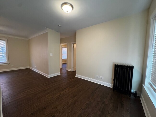 Building Photo - 1381 W Greenleaf Ave