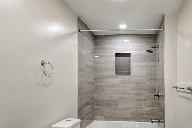 Building Photo - 950 E 48th St