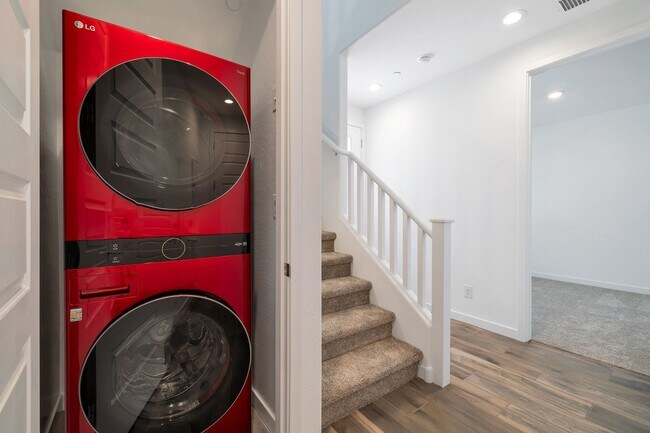 Building Photo - Like Brand New Luxurious Modern 3 Bedroom ...