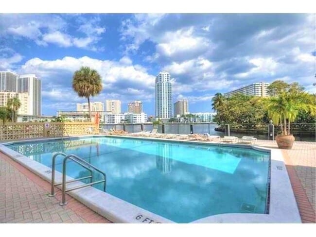 Building Photo - 100 Golden Isles Dr