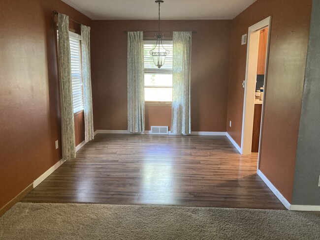 Dining area - 1609 S Park Ave