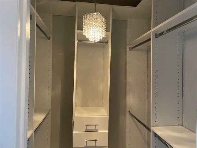 Building Photo - 400 N Riverside Dr