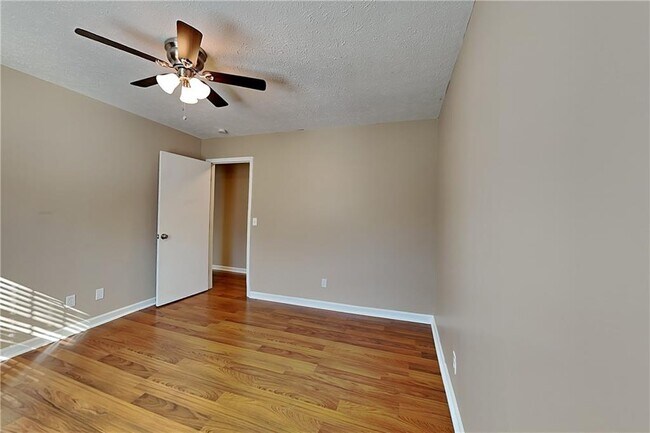 Building Photo - 1606 Shadowbrook Dr