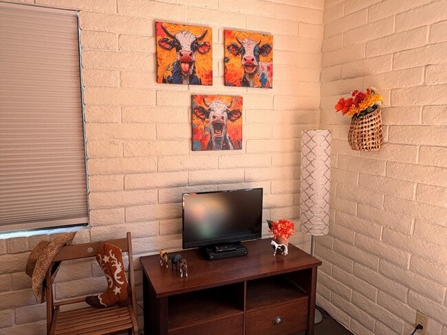 Building Photo - 499 Karen Dr