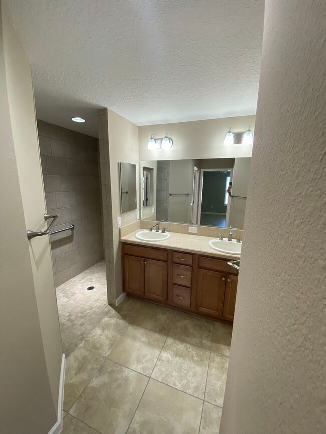 Building Photo - Beautiful Unfurnished 3 bed, 2 bath ANNUAL...