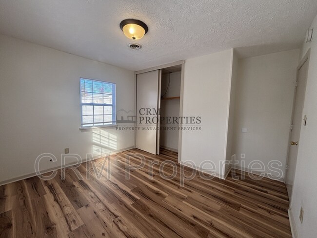 Building Photo - 1008 E Fischer St