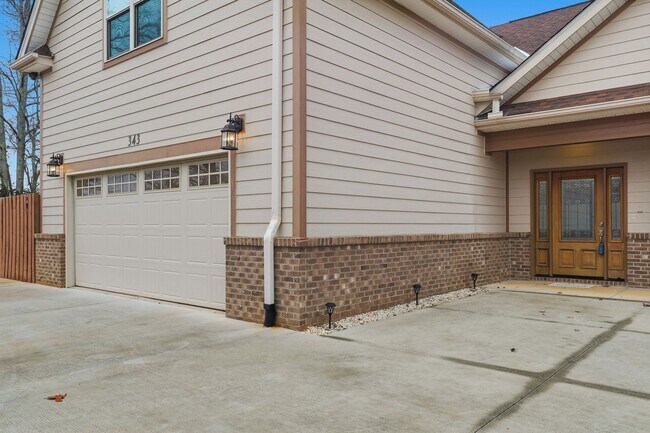 Building Photo - Beautiful Home With Large Yard In Fountain Inn