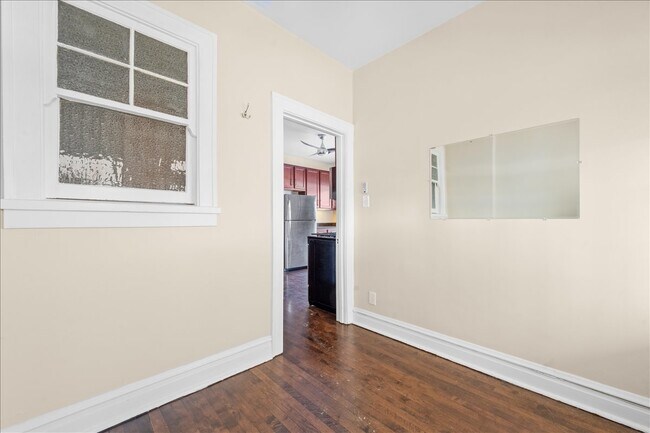 Building Photo - 913 Green Bay Rd