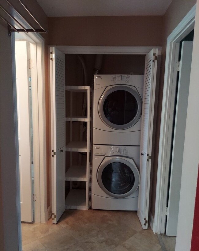 Building Photo - Stunning And Spacious 2-Level, 1 Bedroom, ...