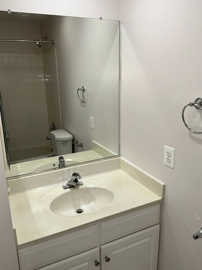 Building Photo - Beautiful 4BR 4.5BA 4 level townhome with 2 car attached garage located in the Fallsgrove Community