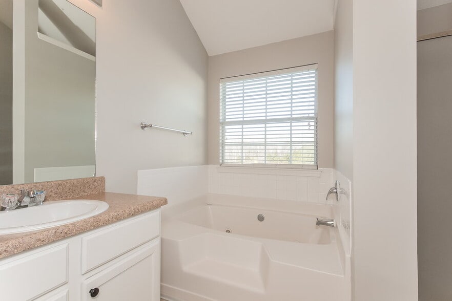 Building Photo - 1883 Roble Dr