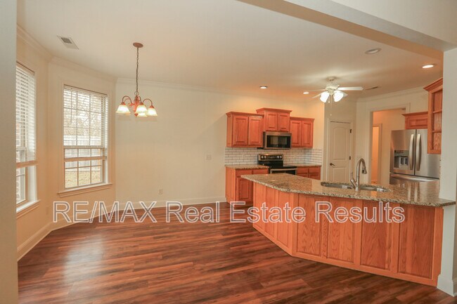 Building Photo - 303 NW Palomino St