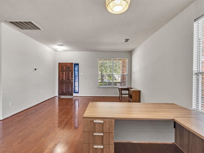 Building Photo - 29650 Legends Green Dr