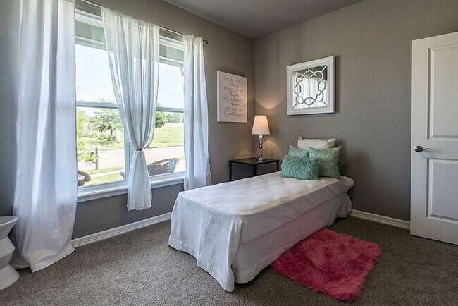 Building Photo - Gorgeous 4/3.5/3 Luxury Home