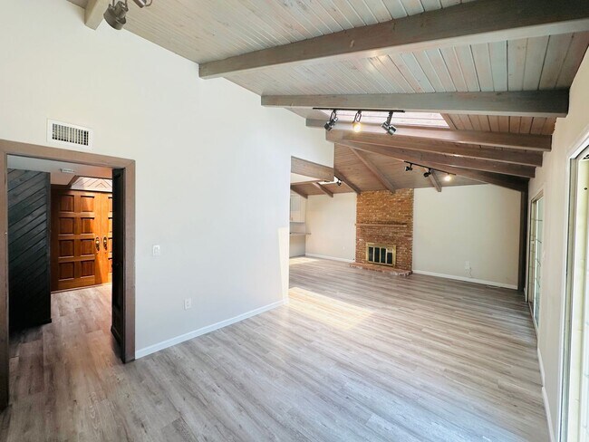 Building Photo - 5831 Scripps St