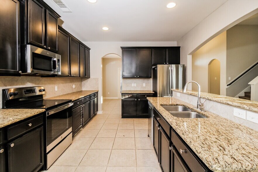 Building Photo - 821 Summer Oaks Dr