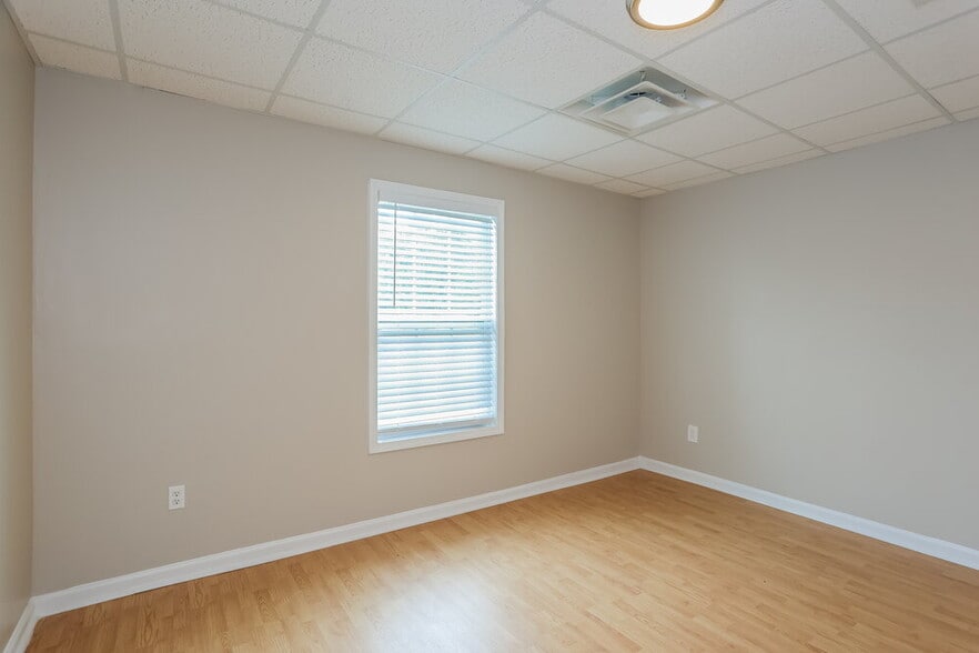 Building Photo - 4800 Mentmore Terrace