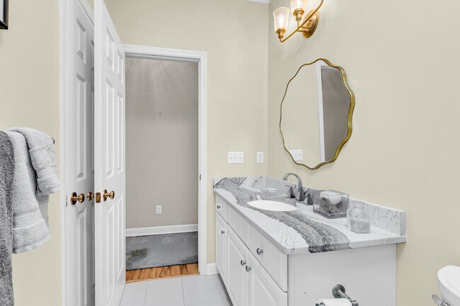 Building Photo - Welcome to the Desirable Landings on Skidaway Island - MIN 6 Month Lease - Fully Furnished