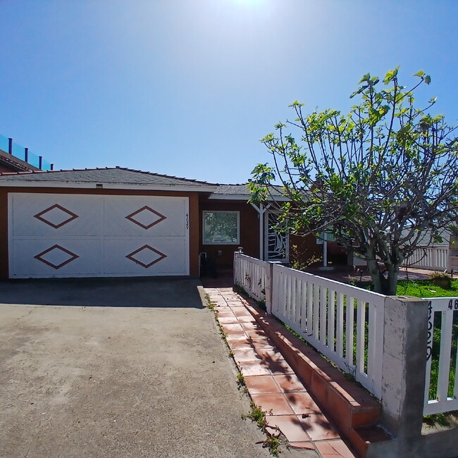 Building Photo - Ocean Beach detached Home w Yard