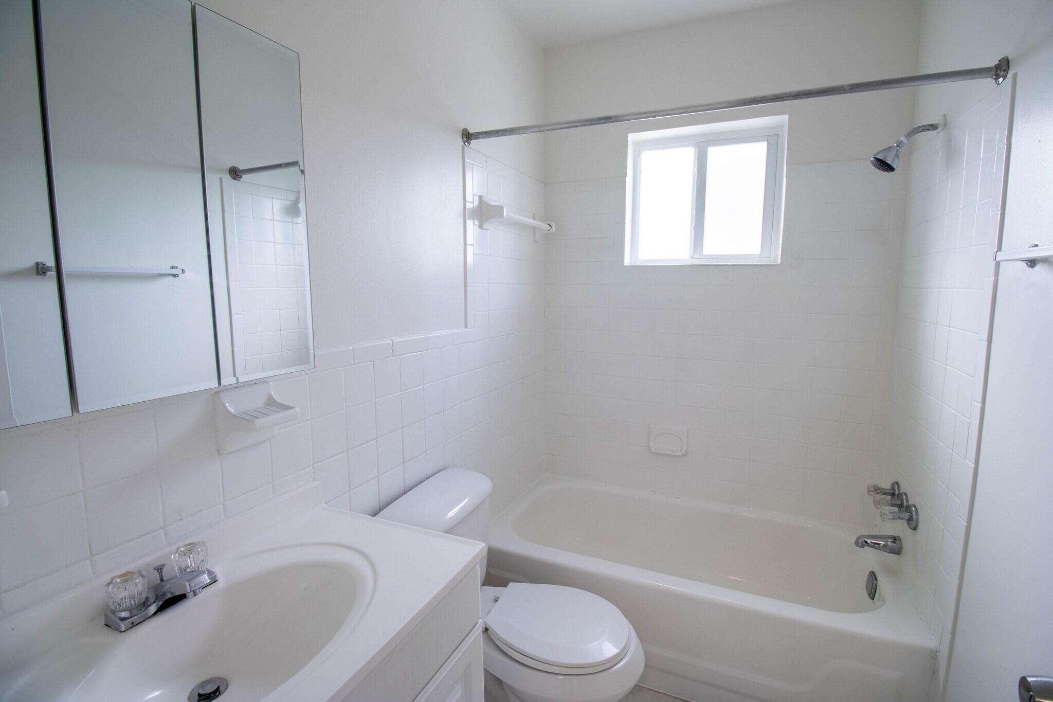 Full Bathroom with Tub - Lee Manor Apartments