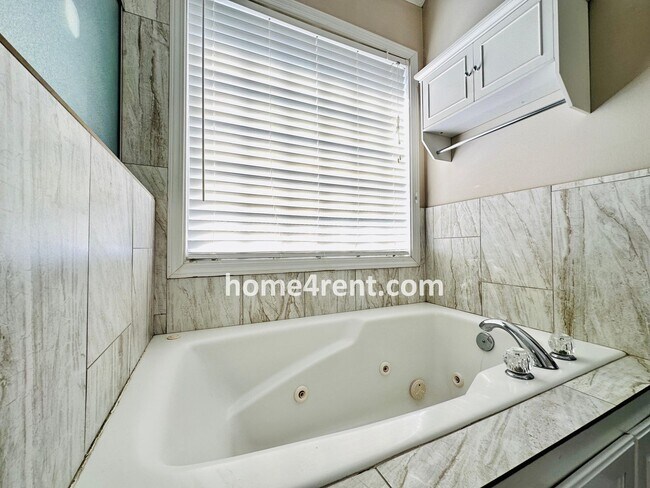 Building Photo - Wonderful Northland Home w/ Hardwood Floors and Plenty of Space!!